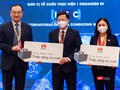 Huawei Việt Nam trao tặng 100 bộ thiết bị trạm sạc dự phòng di động.