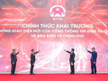 Phó Thủ tướng Vũ Đức Đam, cùng các đại biểu thực hiện nghi lễ chính thức khai trương Hệ thống giao diện mới của Cổng thông tin điện tử Chính phủ và Báo điện tử Chính phủ.