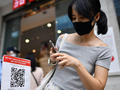 Người dân được yêu cầu quét mã QR khai báo y tế khi đến nơi công cộng. 