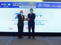Ông Lê Đắc Kiên - Phó TGĐ VNPT VinaPhone nhận danh hiệu VNPT là nhà cung cấp dịch vụ viễn thông tiêu biểu về chất lượng dịch vụ băng rộng cố định.