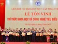 Chủ tịch nước Nguyễn Xuân Phúc và TS Khoa học Phan Xuân Dũng, Bí thư Đảng đoàn, Chủ tịch Liên hiệp các hội Khoa học và Kỹ thuật Việt Nam trao Danh hiệu "Tri thức khoa học và công nghệ tiêu biểu" và Bằng khen của Liên hiệp các hội Khoa học và Kỹ thuật Việt Nam cho các cá nhân.