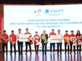 VNPT trao thưởng cho hai đội tuyển bóng đá nam và nữ Việt Nam.