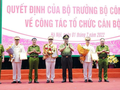 Giám đốc Công an TP. Hà Nội tặng hoa chúc mừng 3 tân Phó Giám đốc. Ảnh: Công an TP. Hà Nội.