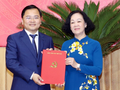 Trưởng Ban Tổ chức Trung ương Trương Thị Mai trao Quyết định cho ông Nguyễn Anh Tuấn. Ảnh: UBND tỉnh Bắc Ninh.