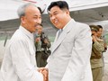 Chủ tịch Kim Nhật Thành chào đón Chủ tịch Hồ Chí Minh sang thăm Triều Tiên.