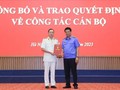 Phó Viện trưởng Thường trực VKSND tối cao Nguyễn Huy Tiến trao quyết định bổ nhiệm cho ông Hoàng Minh Tiến.