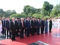 Trong không khí trang nghiêm, thành kính, các đại biểu nghiêng mình tưởng nhớ những người con ưu tú của dân tộc - Ảnh: VGP/Nhật Bắc