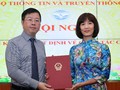 Thứ trưởng Bộ TT&TT Nguyễn Thanh Lâm trao quyết định bổ nhiệm cho bà Nguyễn Thị Thanh Huyền.