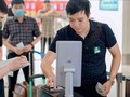 Hành khách dùng tài khoản định danh điện tử mức độ 2 để làm thủ tục đi máy bay tại sân bay Nội Bài.