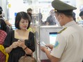Hành khách sử dụng tài khoản định danh điện tử VNeID tại điểm kiểm soát giấy tờ tùy thân 