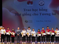 Ông Fang Yu - Phó Tổng Giám đốc Huawei Việt Nam trao tặng học bổng cho các sinh viên tài năng tại Techfest Vĩnh Phúc 2022.