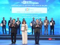 Bà Tô Nam Phương - Giám đốc Đối ngoại FPT Telecom đại diện lên nhận giải thưởng.