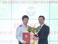 Ông Bùi Hoàng Phương (trái) khi nhận quyết định làm Vụ trưởng Vụ Tổ chức cán bộ của Bộ Thông tin và Truyền thông, do Bộ trưởng Nguyễn Mạnh Hùng trao (tháng 10/2022) - Ảnh: mic.gov.vn
