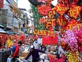 Chợ hoa Tết Hàng Lược rực rỡ đủ loại đồ trang trí ngày Tết.
