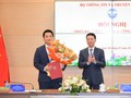 Bộ trưởng Nguyễn Mạnh Hùng trao Quyết định bổ nhiệm Phó Cục trưởng và giao quyền Cục trưởng Cục Chuyển đổi số quốc gia cho ông Hồ Đức Thắng - Giám đốc Trung tâm Thông tin (Ủy ban Quản lý vốn nhà nước tại doanh nghiệp).