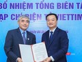 Chủ tịch Nguyễn Minh Hồng trao quyết định bổ nhiệm Tổng biên tập Tạp chí điện tử VietTimes cho nhà báo Nguyễn Bá Kiên.