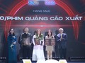 Ông Nguyễn Minh Hồng, Chủ tịch Hội Truyền thông số Việt Nam, Trưởng Ban Tổ chức VCA 2024 và Nhà báo Hà Kim Chi trao giải cho các đề cử đạt danh hiệu Video/Phim quảng cáo xuất sắc.