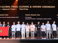 Đội Việt Nam (thứ 9 và 10 từ trái sang) nhận giải Ba toàn cầu ở nội dung Network Track tại cuộc thi Huawei ICT Competition 2023 - 2024