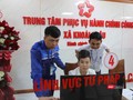 Cán bộ của VNPT hỗ trợ kỹ thuật tại một trung tâm hành chính công của xã Khoái Châu.