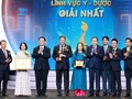 Chủ tịch Quốc hội Trần Thanh Mẫn, Trưởng Ban Tuyên giáo và Dân vận Trung ương Nguyễn Trọng Nghĩa trao giải cho Nhóm tác giả TS.BS Dương Đức Hùng và cộng sự, Bệnh viện Hữu nghị Việt Đức.