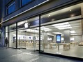 Cửa hàng Apple tại Zurich đã phải sơ tán vì pin một chiếc iPhone bốc khói. (Ảnh: CNN)