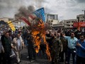 Người dân Iran biểu tình đốt cờ Mỹ (ảnh Reuters)