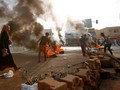 Người biểu tình chặn đường bằng cách đốt lốp xe và lát đá ở Khartoum (Ảnh: Getty)