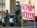Binh sỹ đứng gác bên ngoài tòa nhà Nghị viện Crimea ngày 1/3/2014 (Ảnh: Newsweek)
