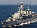 Tàu khu trục HMS Montrose của Anh hộ tống tàu chở dầu Heritage (Ảnh: Sky News)