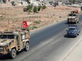 Lực lượng quân sự Thổ Nhĩ Kỳ xuất hiện dọc biên giới với Syria (Ảnh: RT)