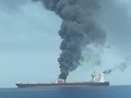 Tàu chở dầu của Iran bốc cháy dữ dội sau khi dính 2 tên lửa (Ảnh: Getty)