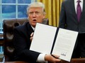 Ông Trump giơ cao sắc lệnh kèm chữ ký của mình về việc rút Mỹ khỏi TPP hồi tháng 1/2017 (Ảnh: Nikkei)