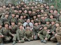 Ông Kim Jong-un cùng các binh sĩ tiền phương (Ảnh: KCNA)