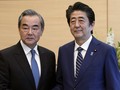 Ngoại trưởng Trung Quốc Vương Nghị (trái) đưa ra phản ứng về kết quả bầu cử Hong Kong sau cuộc họp với Thủ tướng Nhật Shinzo Abe (Ảnh: AP)