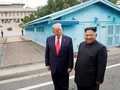 Tổng thống Trump và Chủ tịch Kim trong cuộc gặp tại khu phi quân sự (DMZ) hồi cuối tháng 6 năm ngoái (Ảnh: Reuters)