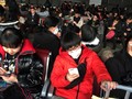 Nhiều hành khách mang khẩu trang khi chờ tàu tại Trạm đường sắt phía Tây để bắt tàu tới Vũ Hán (Ảnh: Reuters)