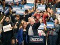 Ông Bernie Sanders cùng vợ, Jane, trong cuộc vận động ở El Paso, Texas hôm 22/2 (Ảnh: Politico)