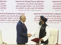 Trưởng đoàn đàm phán của Mỹ, ông Zalmay Khalilzad (trái) và trưởng đoàn đàm phán của Taliban Mullah Abdul Ghani Baradar trong lễ ký thỏa thuận ở Doha (Ảnh: Politico)