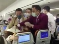 Một bức ảnh chụp cho thấy nữ hành khách Trung Quốc bị khống chế sau khi ho vào nữ tiếp viên của hãng Thai Airways (Ảnh: Handout)