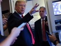 Tổng thống Trump trả lời báo giới trên chuyên cơ Không lực Một (Ảnh: Reuters)