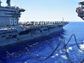 Tàu USS Nimitz của Mỹ được tiếp nhiên liệu từ tàu USNS Tippecanoe trên Biển Đông ngày 7/7 (Ảnh: Reuters)