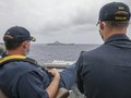 Sĩ quan trên tàu USS Mustin theo dõi tàu Trung Quốc trên biển Hoa Đông ngày 4/4 (Ảnh: US Navy)