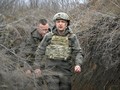 Tổng thống Volodymyr Zelensky mặc áo giáp tới thăm vùng Donbas hôm 9/4. Ảnh: Reuters.