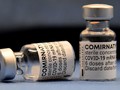 Hai lọ vaccine Pfizer-BioNTech được chuẩn bị tại Italy hôm 22/4. Ảnh: AFP.
