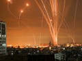 Hàng loạt trái rocket được phóng từ Beit Lahia, Dải Gaza, về phía Israel (Ảnh: AFP)