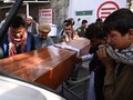 Người thân tiễn đưa một nạn nhân trong vụ đánh bom kép ở sân bay Kabul (Ảnh: AFP)