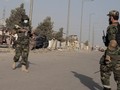 Chiến binh Taliban đứng gác một con đường dẫn tới sân bay Kabul (Ảnh: Reuters)