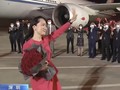 Bà Mạnh Vãn Chu được chào đón nồng nhiệt ở sân bay quốc tế Thâm Quyến (Ảnh: CCTV)