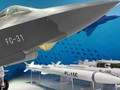 Mô hình máy bay FC-31 và tên lửa PL-15E tại triển lãm hàng không ở Chu Hải (Ảnh: Global Times)
