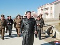 Nhà lãnh đạo Triều Tiên Kim Jong-un mặc áo khoác da (Ảnh: KCNA)